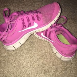 Women’s size 8 Nike free runs 5.0